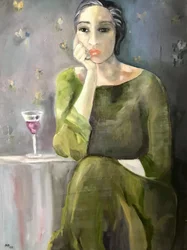 Une femme pensive avec un verre de vin