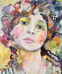 Une femme aux motifs floraux fantaisistes