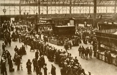 Une file de vacanciers attendant les trains à la gare de Waterloo, Londres, 1930.
