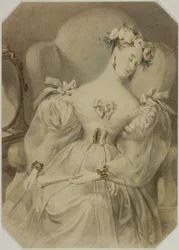 Femme en robe de soirée endormie dans un fauteuil