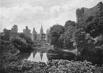 Château de Cardiff : façade est et donjon, vers 1896