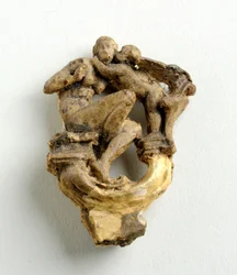 Maquette pour une clé avec un Cupidon chuchotant à une fille assise : trois esquisses pour le groupe central