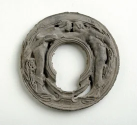 Maquette pour un pendentif avec un écusson arabesque (plâtre bronzé)