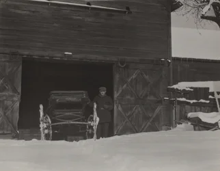 Grange, calèche et neige