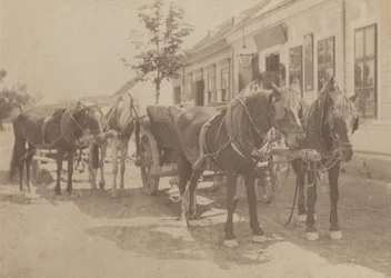 Devant la taverne