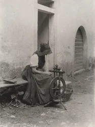 Vieille femme avec un rouet