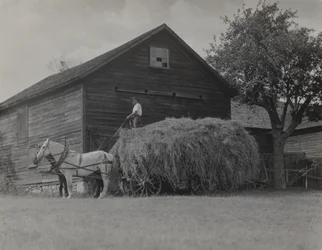 La charrette à foin et la grange