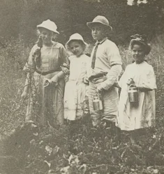 Sans titre (Flora, Elizabeth, Howard & Kitty dans un champ à Lake George)