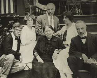 Sans titre (Stieglitz, Agnes, mère Hedwig, Julius, Selma, et Lee sur les marches d