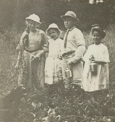 Sans titre Flora, Elizabeth, Howard & Kitty dans un champ à Lake George
