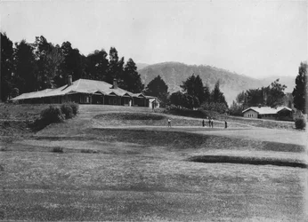 18ème trou et club-house, parcours de golf, Nuwara Eliya, élévation 6 200 pieds, vers 1890, 1910