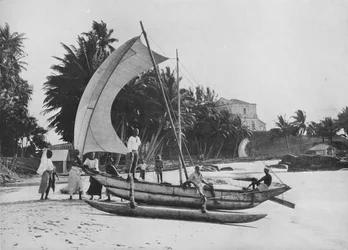 Canoë de pêche à balancier au bord de la mer de Mount Lavinia, vers 1890, 1910
