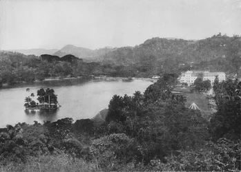 Vue du lac de Kandy depuis Lady Hortons Drive, Kandy, c1890