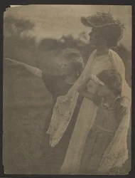 [Femme et deux enfants]