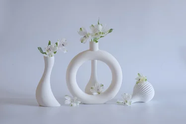 Élégants vases blancs fleuris