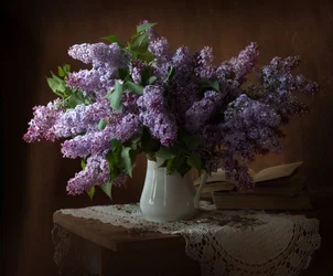Nature morte aux lilas et aux livres