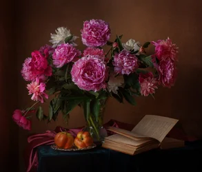 Pivoines, livres et pommes