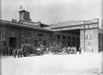 Porteurs devant la gare, conçue par Enrico Maria Antonia Present (sur le site où se trouve la nouvelle gare de Santa Maria Novella), Florence (photo n/b)