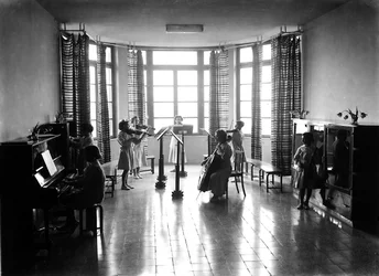 Villa Rosa Maltoni Mussolini : étudiantes pendant une leçon de musique (photo n/b)