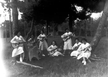 Villa Rosa Maltoni Mussolini : étudiantes pendant une leçon de musique, en plein air