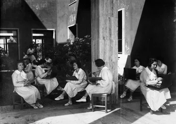 Villa Rosa Maltoni Mussolini : étudiantes pendant une leçon de peinture (photo n/b)