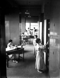 Villa Rosa Maltoni Mussolini : étudiantes rangeant le linge