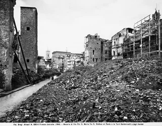 Seconde Guerre mondiale : Vue des décombres sur la Via Por Santa Maria entre Santo Stefano al Ponte et les Tours des Baldovinetti et Amidei à Florence, après le bombardement. Cette photographie faisait autrefois partie de la Collection Brogi, mais appartie