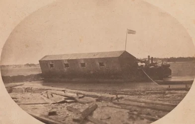 La batterie flottante de Hamilton amarrée à l