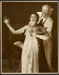 [Alphonse Mucha en costume avec sa fille Jaroslava comme modèle pour l