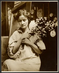 [Modèle féminin tenant des fleurs]