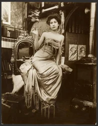 [Modèle féminin tenant une branche de laurier, Paris]