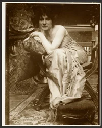 [Modèle féminin posant pour le panneau décoratif "Émeraude", utilisé au début des années 1930 pour plusieurs autres dessins et peintures, Paris.]