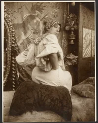 [Modèle féminin utilisé pour les panneaux décoratifs de 1908 du Théâtre allemand (New York), Paris].