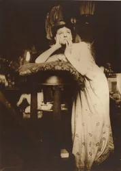 [Modèle féminin portant un diadème, Paris].