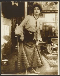 [Modèle féminin en blouse rayée et robe longue, Paris]