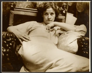 [Modèle féminin dans un fauteuil, Paris]