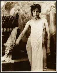 [Modèle de femme nue drapée de tissu].