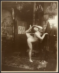 [Modèle féminin nu en ballerine, Paris]