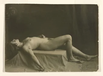 [Nu couché]