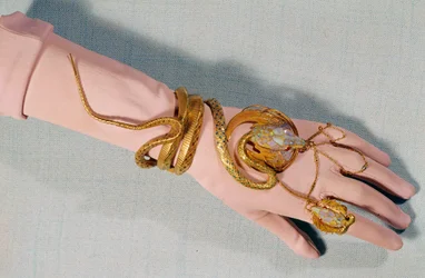 Bracelet et bague de la comédienne Henriette Rosine Bernard, dite Sarah Bernhardt (1844-1923). Conçus par Fouquet Michot. XIXe siècle. Collection privée