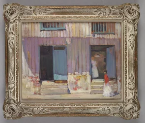 Femme marchant devant des bâtiments
