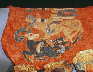 Couverture de selle décorée avec un griffon attaquant un bouquetin