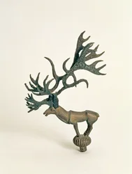 Terminal représentant un cerf, des tumulus funéraires de Pazyryk, Ve siècle av. J.-C. (cuir et bois)