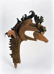Terminal représentant un griffon tenant un cerf dans son bec, des tumulus funéraires de Pazyryk, Ve siècle av. J.-C. (cuir et bois)