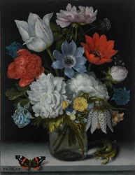Hollandais : Fleurs dans une fiole de verre sur un rebord de marbre, flanquées d
