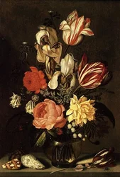 Fleurs mélangées sur un rebord avec des coquillages et une mouche