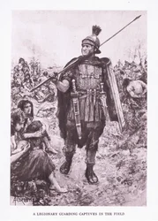 Un légionnaire gardant des captifs dans un champ, illustration de The Roman Soldier, 1928
