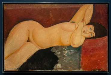 Nu féminin couché, mains entrelacées