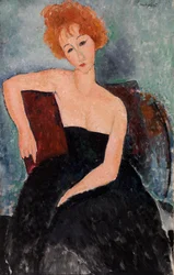 Jeune fille rousse en robe de soirée
