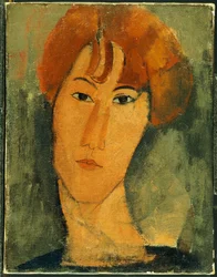 Jeune femme aux cheveux roux portant un col